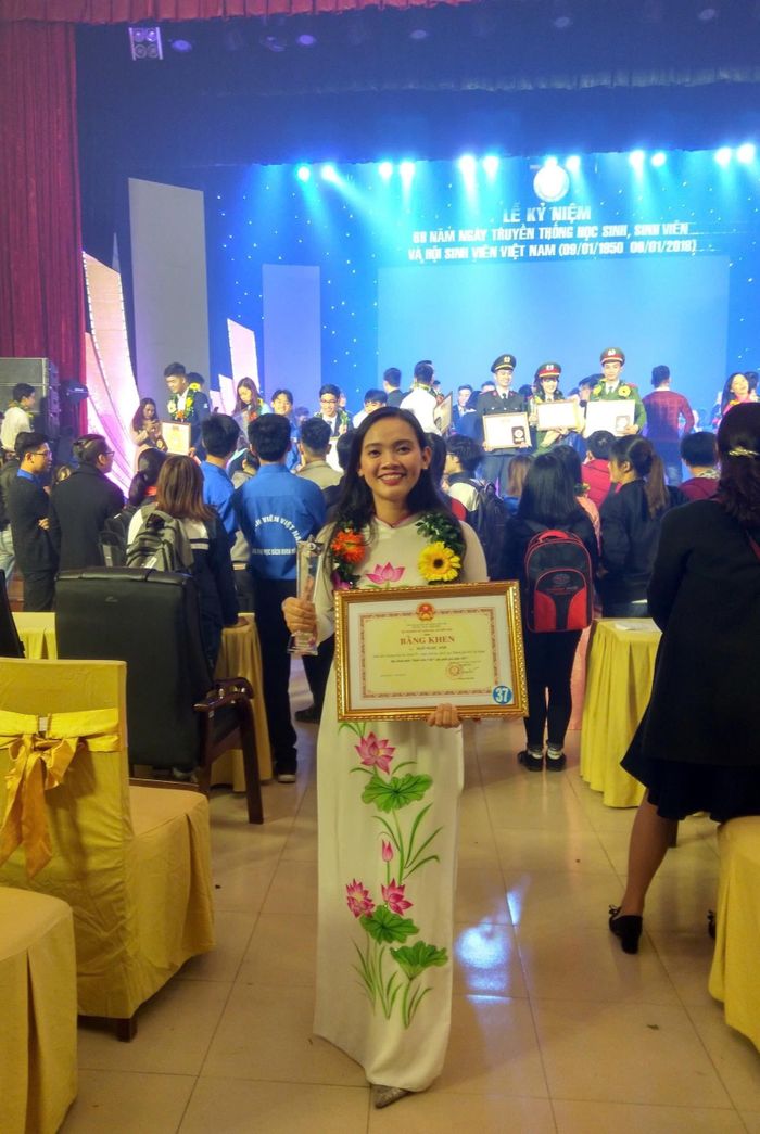 Ngọc Anh tốt nghiệp loại giỏi, đạt nhiều thành tích khi còn là sinh viên.
