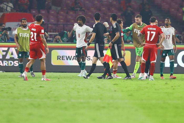 Những cầu thủ kinh nghiệm như Choudhury hay thủ môn Maarten Paes (áo xanh, Ajax) đã thể hiện tầm ảnh hưởng của mình khi góp phần hạ nhiệt những cái đầu nóng tới từ hai đội.