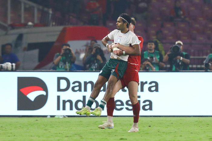 Trước đó, tình huống căng thẳng nhất trận đến ở phút 90+2, khi Ole Romeny bị cầu thủ Bangladesh phạm lỗi. Ngôi sao đang chơi ở Fortuna Sittard nổi giận, ôm và nhấc bổng cầu thủ đối phương lên khỏi mặt đất.
