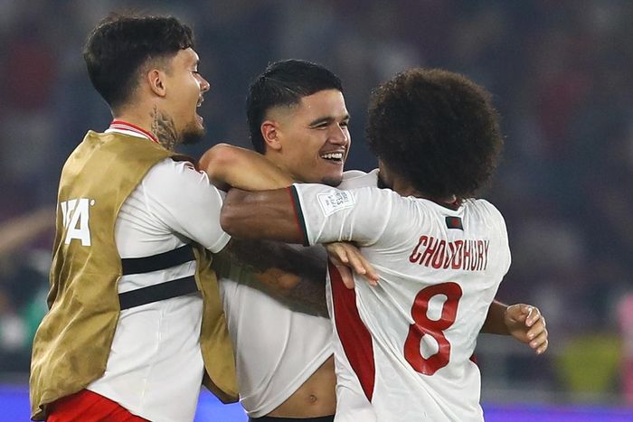 Oratmangoen dường như đã khiêu khích hoặc chế nhạo điều gì đó với Hamza Choudhury, khiến cựu tiền vệ Leicester nổi giận, lao về phía cầu thủ chạy cánh này.
