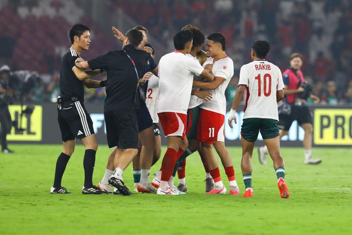 Giai đoạn cuối trận đấu giữa Indonesia và Bangladesh bị cắt vụn bởi những tình huống tranh cãi, xô xát dữ dội giữa hai đội. Một trong số đó là va chạm giữa tiền đạo nhập tịch Ragnar Oratmangoen (số 11) của Indonesia và ngôi sao Hamza Choudhury của Bangladesh.