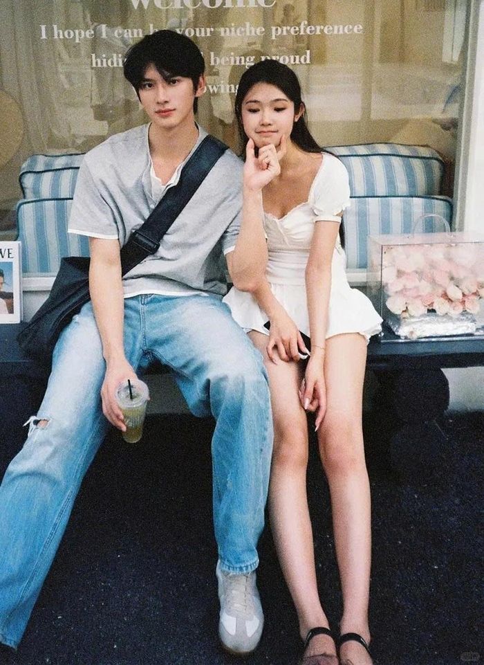 Chụp hình cùng trai đẹp là kiểu dịch vụ đồng hành mới lạ hướng tới phụ nữ độc thân tại xứ tỷ dân. Ảnh: Xiaohongshu.