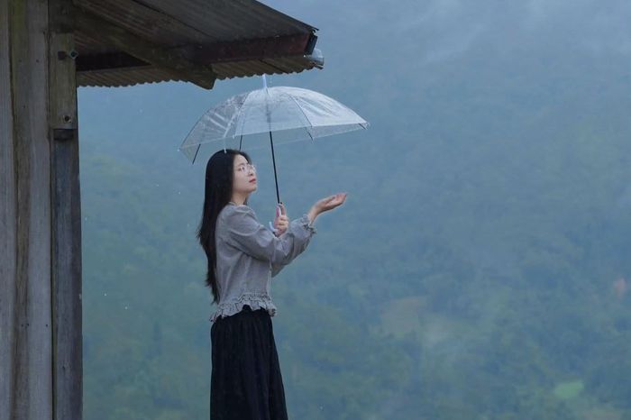  Du khách chụp ảnh tại Măng Đen hồi tháng 7. Ảnh: Kiều Oanh. 