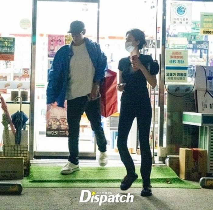 Hình ảnh hẹn hò của 2 nghệ sĩ. Ảnh: Dispatch.
