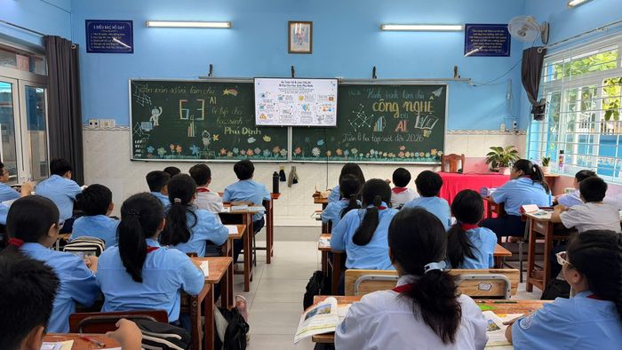 Học sinh Trường THCS Phú Định tìm hiểu về AI. Ảnh: Nhà trường cung cấp.