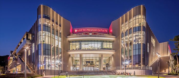Nhiều trung tâm outlet, Làng outlet cao cấp mọc lên tại Trung Quốc và Hàn Quốc. Ảnh: SCMP, Lotte.