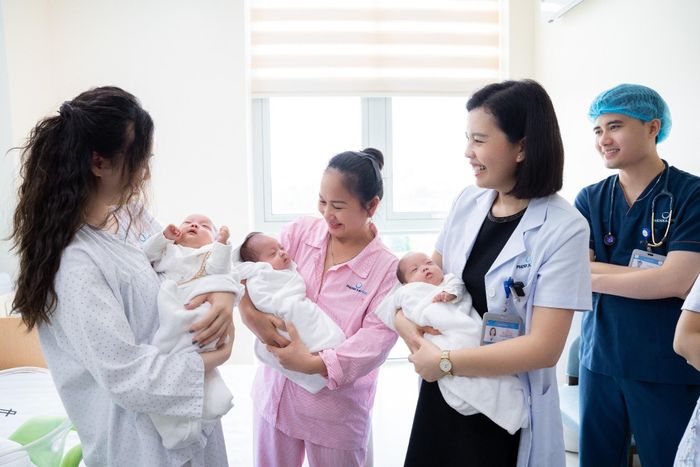  Sau hành trình sinh cực non, cả ba bé hiện đã tự thở, bú tốt, không còn suy hô hấp và được xuất viện với cân nặng 3,57-3,70 kg. 
