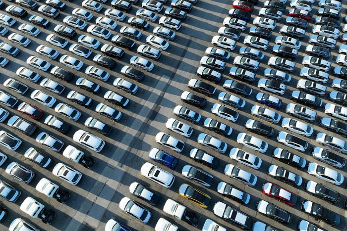 Dự luật được Ủy ban Thương mại Thượng viện thông qua vào tháng 7/2026 sẽ cấm các công ty có hơn 15% sở hữu từ các thực thể Trung Quốc bán xe tại Mỹ. Tuy nhiên, điều này sẽ ảnh hưởng trực tiếp đến Mercedes-Benz.