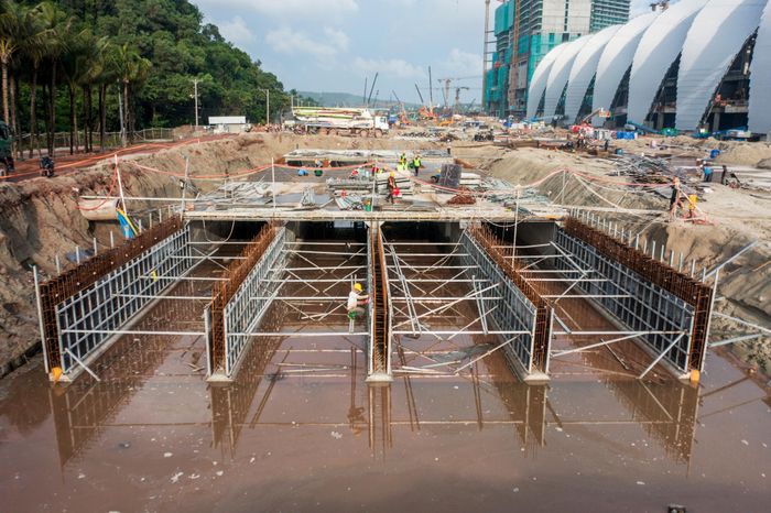  Theo ghi nhận, công trường hiện tập trung thi công hệ thống cấp thoát nước và nền đường. Phần móng cùng hệ thống cống ngầm chiếm khoảng 90% khối lượng đang triển khai và là hạng mục quan trọng để tiếp tục hoàn thiện mặt đường. 