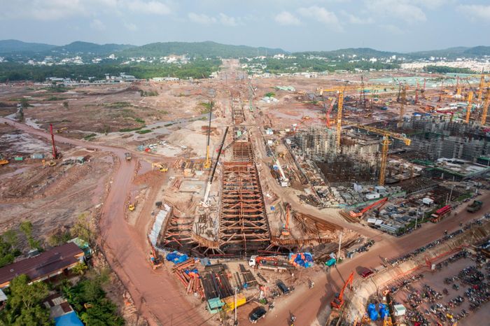  Ngoài áp lực tiến độ, công trường còn gặp khó khăn do nền đất yếu và thời tiết mưa nhiều. Khi mặt bằng ngập nước, đội thi công phải tổ chức bơm, tát nước. Sau khi mưa dứt và nước rút, máy móc mới có thể tiếp tục làm việc. 