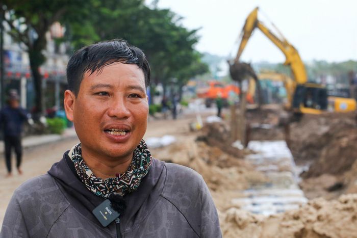  Ông Nguyễn Minh Trí, công nhân lái máy đào tại công trường, cho biết đã có 15 năm kinh nghiệm và từng tham gia nhiều dự án đường ven biển, cao tốc ở miền Bắc. Theo ông, áp lực tiến độ tại công trường khá lớn khi máy móc phải duy trì hoạt động từ sáng đến tối. Các lái máy thay phiên nhau làm việc để hạn chế thời gian máy dừng. 