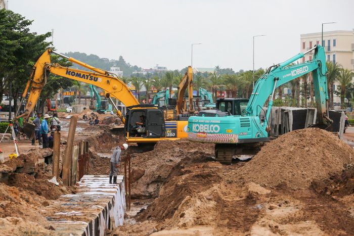  Đại diện đơn vị thi công cho biết thông thường, những đoạn dài vài trăm mét ở các công trình khác chỉ cần khoảng 4 máy xúc. Tuy nhiên, với dự án này, đơn vị huy động khoảng 15 máy xúc, 40 xe ben vận chuyển đất và 10 xe ben chở cát, đồng thời tập trung tối đa công nhân kỹ sư giàu kinh nghiệm để đẩy nhanh tiến độ. 
