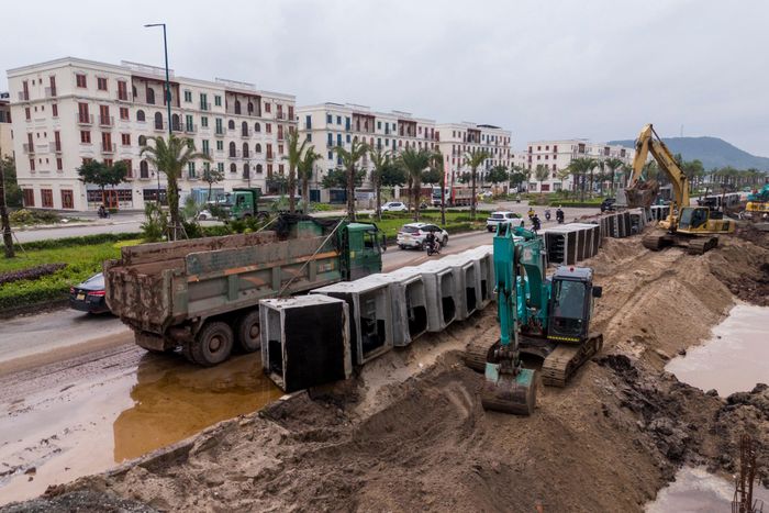 Mật độ máy móc được tăng cao nhưng việc đào nền đường vẫn phải thực hiện thận trọng do bên dưới có nhiều tuyến cáp điện trung thế và đường ống cấp nước. Các kỹ sư điện, nước phối hợp trực tiếp với lái máy và người dân để xác định vị trí hạ tầng ngầm trước khi đào. 