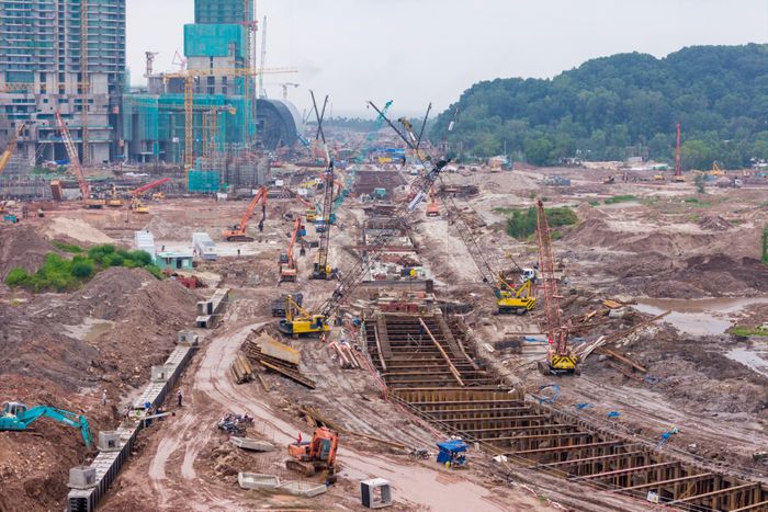  Ba dự án ĐT.975, LRT và đại lộ APEC nằm trong nhóm hạ tầng được Sun Group phối hợp đầu tư, triển khai cùng chính quyền địa phương để phục vụ APEC 2027. Khi hoàn thiện, các tuyến này sẽ hình thành mạng lưới giao thông kết nối sân bay, khu vực trung tâm với cụm công trình APEC ở phía nam Phú Quốc. 
