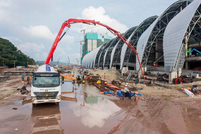  Đại lộ APEC có mặt cắt ngang khoảng 68 m, quy mô 4-6 làn xe. Toàn tuyến dự kiến hoàn thành trong quý II/2027. 