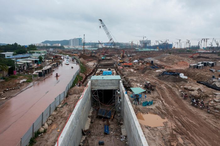  Nhằm gia tăng kết nối sân bay với khu vực An Thới và cụm công trình APEC, bên cạnh ĐT.975 còn có tuyến đường sắt đô thị nhẹ (LRT) dài khoảng 17,59 km, được quy hoạch chạy phần lớn ở dải phân cách giữa của đường ĐT.975, trong đó có khoảng 2 km đi ngầm tại khu vực Trung tâm Hội nghị và Triển lãm APEC. 