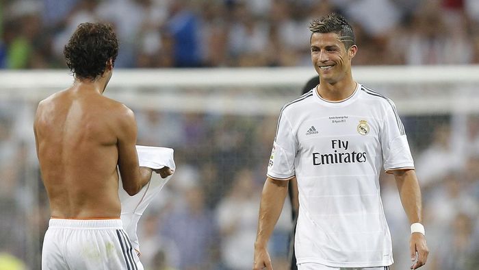  Khi chuyển tới Real Madrid năm 2009, Ronaldo không thể lập tức lấy số 7. Chiếc áo này thuộc về Raúl González, một trong những biểu tượng lớn nhất lịch sử CLB. Ronaldo khi đó chọn số 9 và chỉ chuyển sang số 7 từ mùa 2010/11, sau khi Raúl rời Madrid. Năm 2013, trong một trận giao hữu tại Bernabéu, Raúl trở lại Madrid khoác áo Al Sadd. Sau khi thi đấu một hiệp cho mỗi đội, ông trao chiếc áo số 7 cho Ronaldo. Khi đó, Ronaldo đã biến số áo này thành biểu tượng của riêng mình. Ảnh: Helios de la Rubia/Real Madrid. 