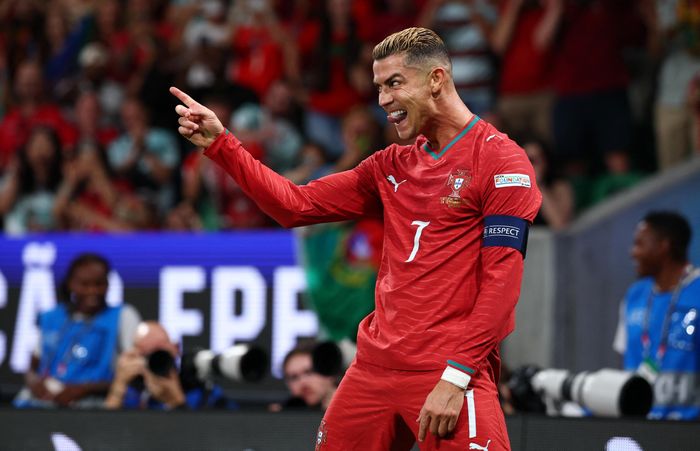  Ở cấp độ quốc gia, khi Ronaldo ra mắt đội tuyển Bồ Đào Nha năm 2003, số 7 thuộc về Luís Figo - một trong những thần tượng của anh. Ronaldo vì thế mặc số 17 trong những năm đầu. Sau khi Figo chia tay đội tuyển sau World Cup 2006, Ronaldo tiếp quản số 7. Từ Euro 2008, chiếc áo này gần như trở thành vật bất ly thân của anh. Ronaldo mặc số 7 khi cùng Bồ Đào Nha vô địch Euro 2016 và 2 lần giành Nations League. Anh cũng lập hàng loạt kỷ lục cá nhân với số áo này, trở thành cầu thủ khoác áo đội tuyển nhiều nhất và chân sút ghi nhiều bàn nhất lịch sử bóng đá nam. Ảnh: Reuters. 