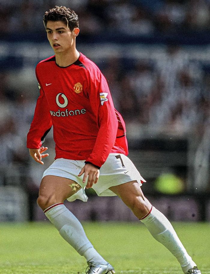  Trên thực tế, số 7 của Ronaldo vốn chưa bao giờ bắt đầu từ cầu thủ này. Theo trang tin MWS, cựu ngôi sao Bồ Đào Nha từng mặc số 28 tại Sporting CP. Khi chuyển tới Manchester United năm 2003, anh muốn tiếp tục sử dụng số áo này. Sir Alex Ferguson khi đó lại có lựa chọn khác. HLV người Scotland đề nghị Ronaldo nhận chiếc áo số 7, vốn từng thuộc về những biểu tượng của Manchester United như George Best, Bryan Robson, Eric Cantona và David Beckham. Ronaldo thừa nhận anh từng lo sợ trước sức nặng của số áo nhưng chấp nhận thử thách. Ảnh: Manchester United. 