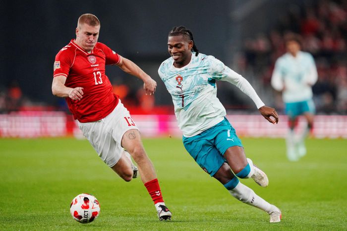  Leão, người thường mặc áo số 10 tại AC Milan, được trao số 7 ở đội tuyển Bồ Đào Nha do số 10 đã thuộc về Bruno Fernandes. Trước đó, Leão mặc số 17. Ronaldo công bố quyết định ra khỏi đội tuyển, sau khi rời trại tập trung ở Copenhagen. Việc số 7 lập tức xuất hiện trên lưng một cầu thủ khác khiến câu chuyện về chiếc áo biểu tượng này thu hút sự chú ý trở lại. Ảnh: Reuters. 