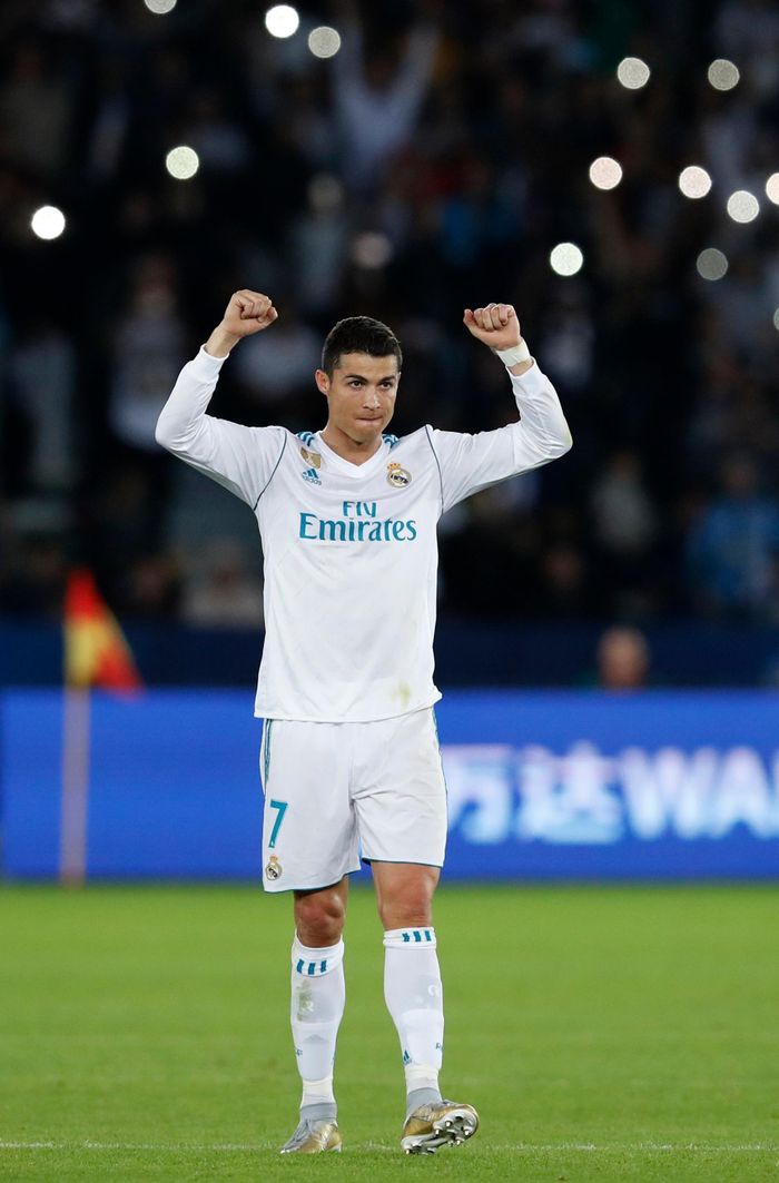 Mùa đầu tiên mặc số 7 tại Real Madrid, Ronaldo ghi 53 bàn sau 54 trận. Sau đó là chuỗi thành tích kéo dài nhiều năm, bao gồm 4 Champions League, 4 Quả bóng Vàng khác và 450 bàn thắng sau 438 trận cho Real Madrid. Ảnh: WJLA. 