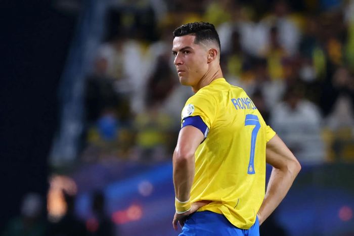  Khi trở lại Manchester United năm 2021, chiếc áo số 7 tiếp tục được trao cho Ronaldo. Edinson Cavani chuyển sang số 21 để nhường lại số áo quen thuộc cho người tiền nhiệm. Năm 2023, Ronaldo gia nhập Al Nassr và số 7 một lần nữa đi theo anh tới Saudi Arabia. Ảnh: Al Nassr. 