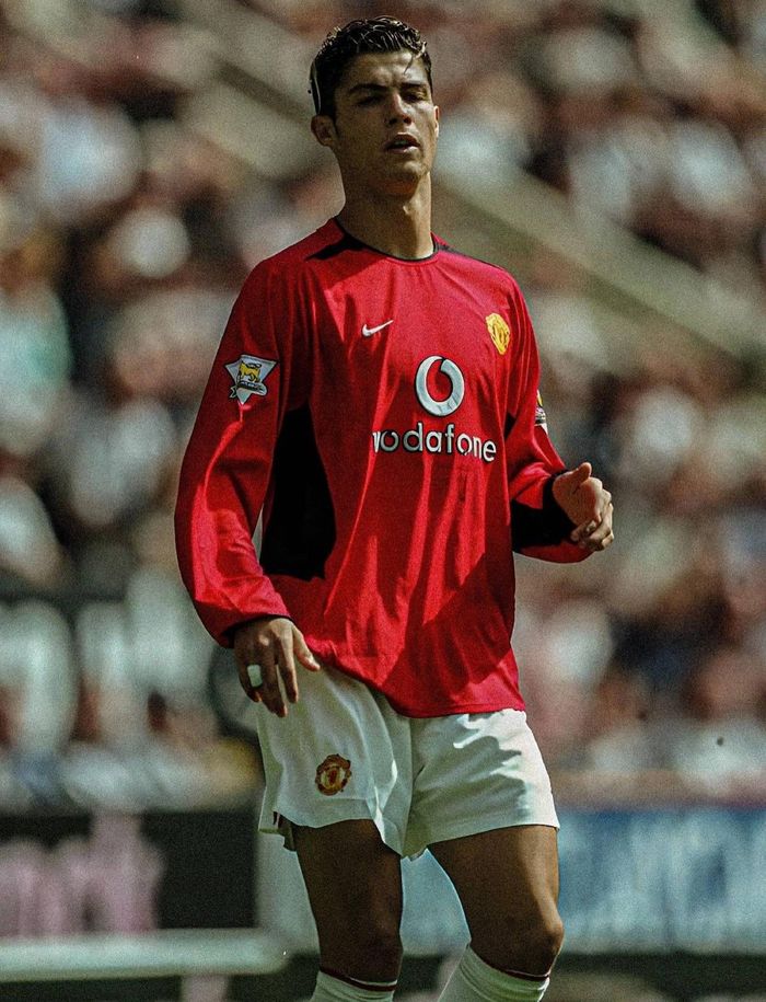 Đây là bước ngoặt biến số 7 thành một phần thương hiệu của Ronaldo. Trong 6 mùa giải đầu tiên tại Manchester United, Ronaldo mặc số 7, giành 3 chức vô địch Premier League và Champions League. Năm 2008, anh giành Quả bóng Vàng đầu tiên sau mùa giải ghi 42 bàn. Ảnh: Manchester United. 