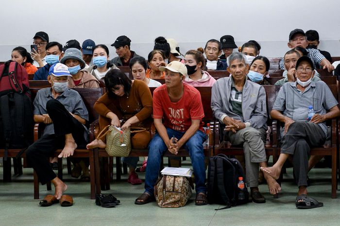  Không chỉ khu vực khám và phẫu thuật, các phòng chờ xạ trị cũng thường xuyên có đông bệnh nhân. Mỗi ngày, bệnh viện thực hiện xạ trị cho khoảng 700 người bệnh nhưng vẫn còn khoảng 800-1.000 bệnh nhân chờ đến lượt. 