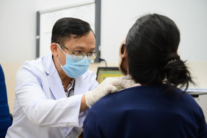  Mỗi ngày, Bệnh viện Ung bướu TP.HCM tiếp nhận khoảng 4.800-5.000 lượt người đến khám và điều trị. Bác sĩ liên tục thăm khám, tư vấn và điều trị cho người bệnh, trong khi nhân viên y tế phối hợp thực hiện các thủ tục, xét nghiệm. 