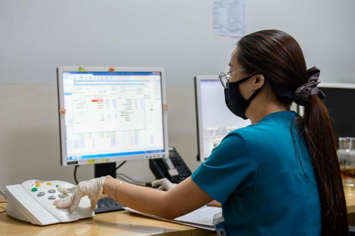  Hiện Bệnh viện Ung bướu TP.HCM có 10 máy xạ trị, tất cả đều hết công suất 3 ca/ngày (từ 5h đến 23h). Để những guồng máy khởi động đúng 5h sáng, đội ngũ kỹ thuật viên có mặt từ 3-4h để thực hiện các quy trình kiểm tra, đo đạc an toàn nghiêm ngặt. 