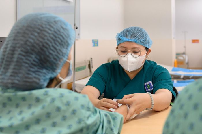  Một số bệnh nhân phải chờ nhiều tuần trước khi bắt đầu xạ trị, thời gian trung bình khoảng 4-6 tuần. Trong thời gian này, người bệnh phải liên tục theo dõi sức khỏe, thực hiện các xét nghiệm và chuẩn bị theo lịch hẹn của bệnh viện. Với những người ở tỉnh xa, việc điều trị còn kéo theo chi phí đi lại, ăn ở và thời gian phải lưu lại TP.HCM. Nhiều bệnh nhân vì vậy tranh thủ ở cùng người thân hoặc tìm chỗ trọ gần bệnh viện để thuận tiện khi có lịch điều trị. 