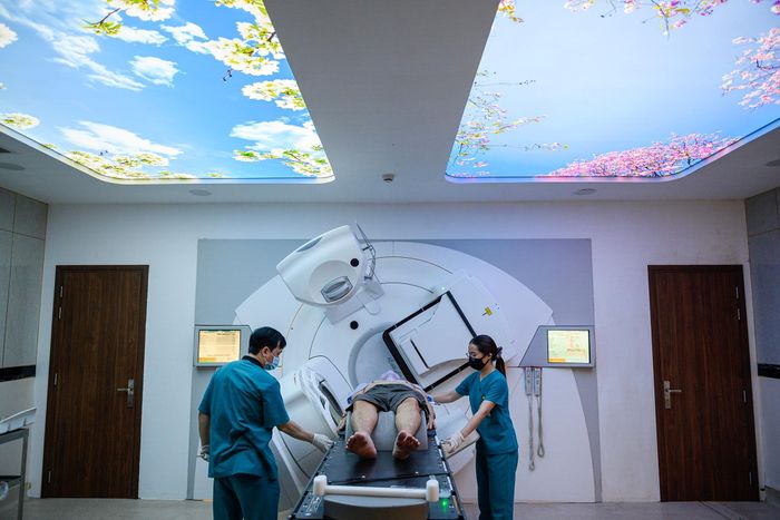  Sau thời gian chờ, ông Trần Văn Hùng (61 tuổi, Đồng Nai) mới bắt đầu đợt xạ trị ung thư đầu cổ tại Bệnh viện Ung bướu TP.HCM. Nằm cố định trên bàn máy để kỹ thuật viên điều chỉnh thông số phát tia, người đàn ông 61 tuổi tự trấn an bản thân, cố gắng giữ tinh thần vững vàng để hoàn thành trọn vẹn liệu trình. 