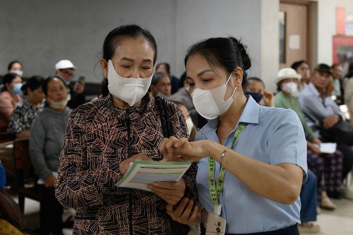  Bà Nguyễn Thị Mai, 62 tuổi, từ Đồng Nai đến TP.HCM sau khi được phát hiện ung thư đại tràng. Sau khi hoàn tất các xét nghiệm cần thiết, bà được bác sĩ tư vấn phẫu thuật và tiếp tục điều trị các bước tiếp theo. Trước khi đến Bệnh viện Ung bướu TP.HCM, bà Mai từng khám ở cơ sở y tế gần nhà nhưng được giới thiệu lên tuyến trên. Người phụ nữ phải sắp xếp công việc và nhờ người thân đi cùng trong những ngày điều trị. 