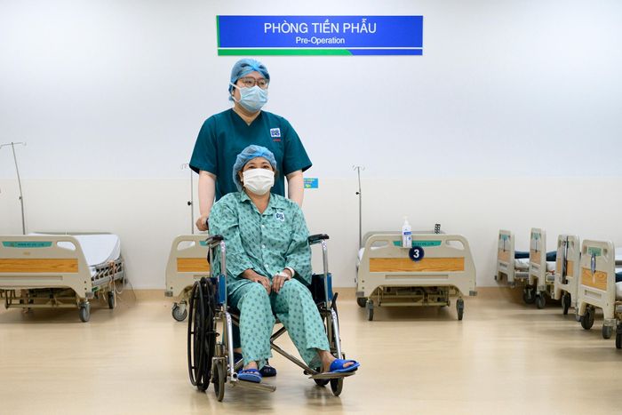  Trong khi đó, tại khu vực chờ phẫu thuật, các bệnh nhân kiên nhẫn chờ đến lượt vào ca mổ. Trước cuộc phẫu thuật, nhiều người đã lưu viện trước đó nhiều ngày để hoàn tất các bước kiểm tra và chuẩn bị cần thiết. 