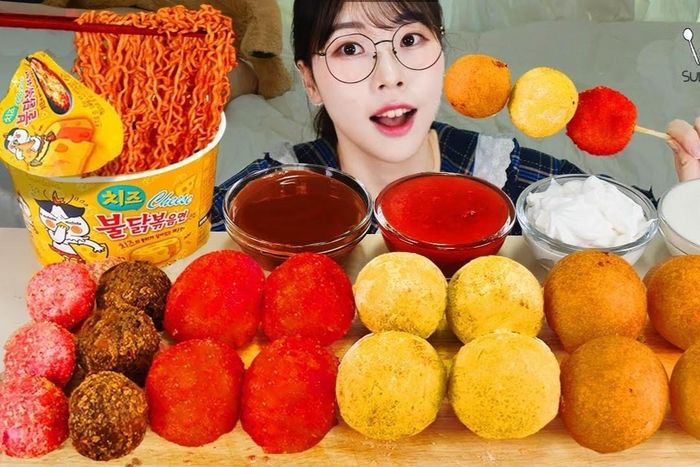  Một số YouTuber mukbang Hàn Quốc đang hạn chế đăng video ăn thùng uống vại như trước. Ảnh: Sulgi/YouTube. 