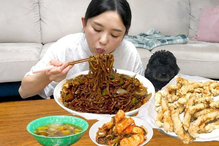  Mukbang đem lại cảm giác đồng hành, kích thích ăn uống song cũng có thể gây ra những tác động tâm lý tiêu cực cho khán giả. Ảnh: Hamzy/YouTube. 