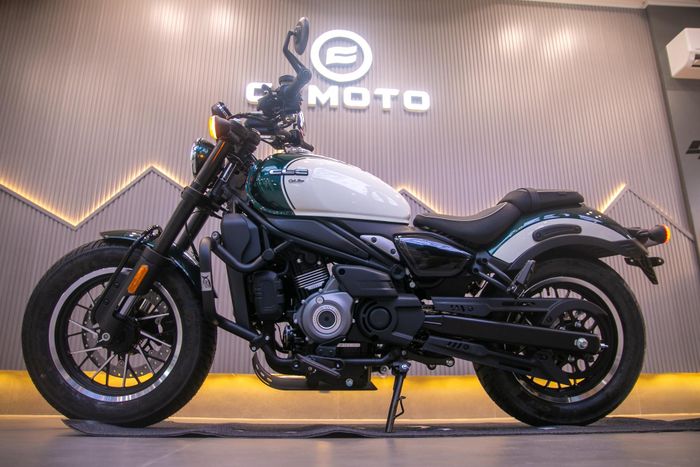  CFMoto 450CL-C AMT sở hữu các thông số dài x rộng x cao lần lượt 2.205 x 825 x 1.110 mm, chiều dài cơ sở 1.485 mm. Khối lượng bản thân khoảng 185 kg. 