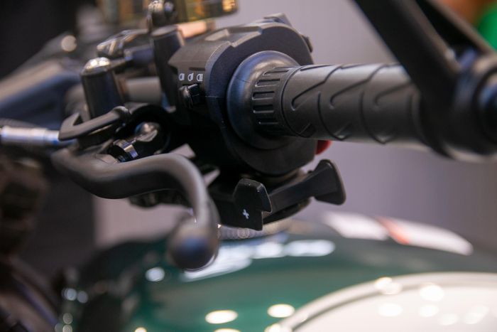  Sở hữu kiểu dáng của một mẫu môtô phân khối lớn nhưng việc điều khiển CFMoto 450CL-C AMT không cần đến thao tác bóp côn, móc số. Nhờ hệ thống AMT tự động sang số, người lái chỉ việc khởi động xe để vào chế độ D, bấm nút "+" ở cùm công tắc bên trái và vặn tay ga, điều khiển như một mẫu xe tay ga thông thường. 