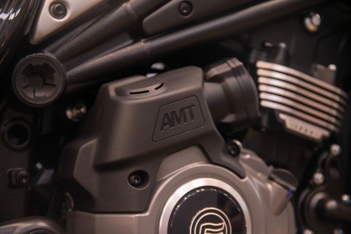  "Trái tim" của xe là khối động cơ 2 xy-lanh thẳng hàng, DOHC, 4 thì, làm mát bằng dung dịch, dung tích 449 cc. Thiết lập này sản sinh công suất tối đa khoảng 40 mã lực tại 8.000 vòng/phút, mô-men xoắn cực đại 42 Nm tại 6.250 vòng/phút. 