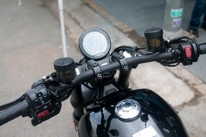 CFMoto 450CL-C AMT được trang bị ghi-đông rộng, hướng về phía người lái, cung cấp tư thế ngồi thoải mái đặc trưng của dòng cruiser.