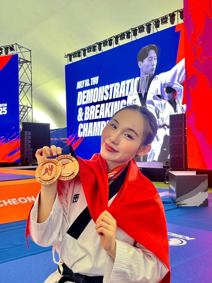  Trước đó, Tuyết Sang có quá trình chuẩn bị khá kỹ cho ASIAD 2026. Trong đợt tập huấn tại Hàn Quốc, cô có cơ hội thi đấu với 7 VĐV cũng tham dự kỳ đại hội năm nay và giành nhiều chiến thắng. HLV trưởng đội tuyển quyền Nguyễn Thanh Huy cho biết những trận đấu này giúp Tuyết Sang làm quen với cảm giác thi đấu và các đối thủ. Tuy nhiên, ban huấn luyện vẫn thận trọng bởi Virtual Taekwondo là nội dung mới, có cách thi đấu khác với những nội dung quyền truyền thống. Ảnh: Châu Ngọc Tuyết Sang/Facebook. 