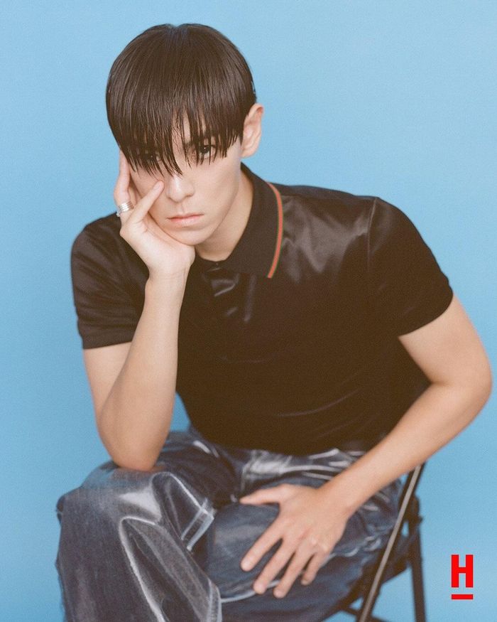 Trong chương trình đăng trên YouTube vào tháng 4, Nana hỏi lý do đàn anh chọn cô làm nữ chính trong video âm nhạc. Thời điểm đó, T.O.P trả lời trong quá trình thực hiện bài hát, anh đã hình dung ra một nhân vật nữ bí ẩn, không bị giới hạn bởi thời đại. Theo nam rapper, Nana là người phù hợp nhất với hình tượng đó. Ảnh: WWD, T.O.P/Instagram.
