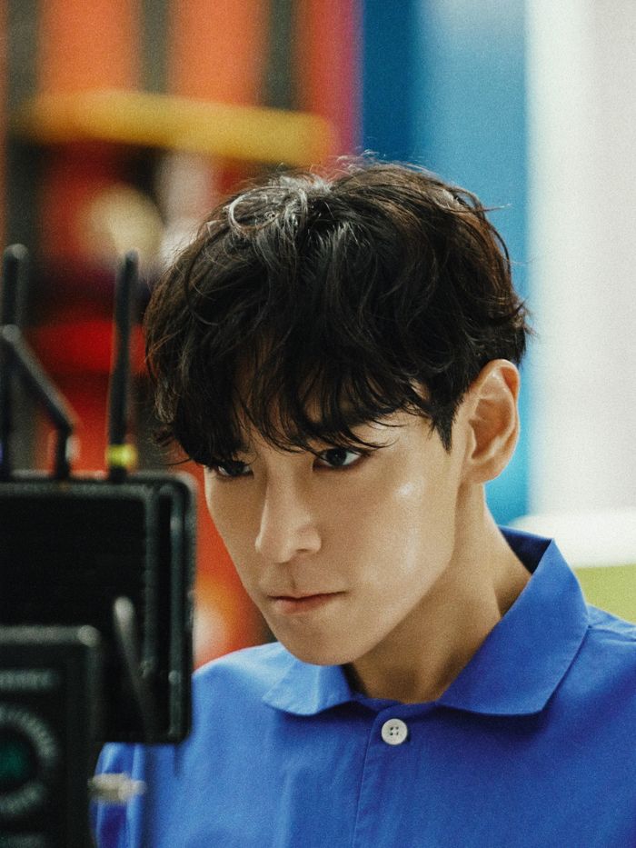 T.O.P sinh năm 1987, ra mắt cùng nhóm nhạc Big Bang năm 2006. Sau đó, họ trở thành một trong những nhóm nhạc hàng đầu Hàn Quốc với nhiều bản hit như Lies, Haru Haru, Bang Bang Bang… T.O.P từng vướng bê bối sử dụng cần sa vào năm 2017. Nam rapper bị đưa ra xét xử và nhận án 2 năm quản chế. Sau sự việc, anh tuyên bố không trở lại ngành giải trí. Đến 31/5/2023, Xports News đưa tin T.O.P gián tiếp xác nhận rời Big Bang. Đầu năm 2025, nam nghệ sĩ trở lại màn ảnh với vai Thanos trong Squid Game 2 của Netflix. Tuy nhiên, màn tái xuất của T.O.P cũng gây nhiều tranh luận. Bên cạnh những ý kiến nhắc lại bê bối trong quá khứ, diễn xuất của anh trong phim cũng nhận phản hồi trái chiều. Ảnh: T.O.P/Instagram.