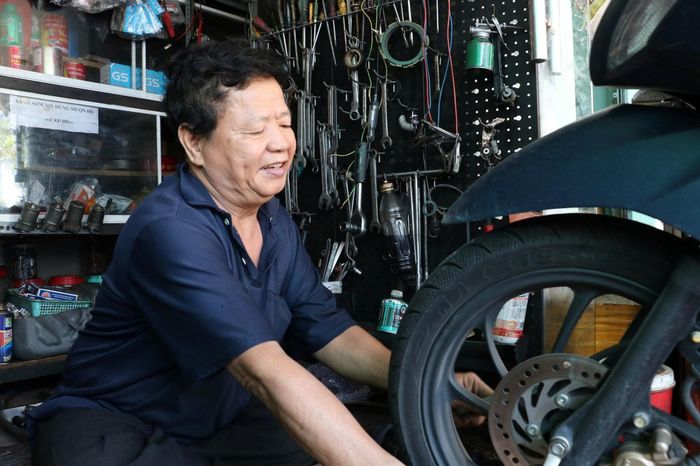 Ông Vinh luôn niềm nở với mọi khách hàng.