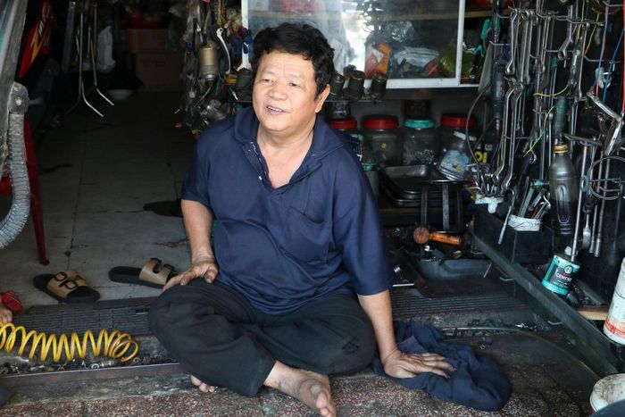 Ông Vinh trong tiệm sửa xe của mình trên đường Âu Cơ, phường Tân Phú.