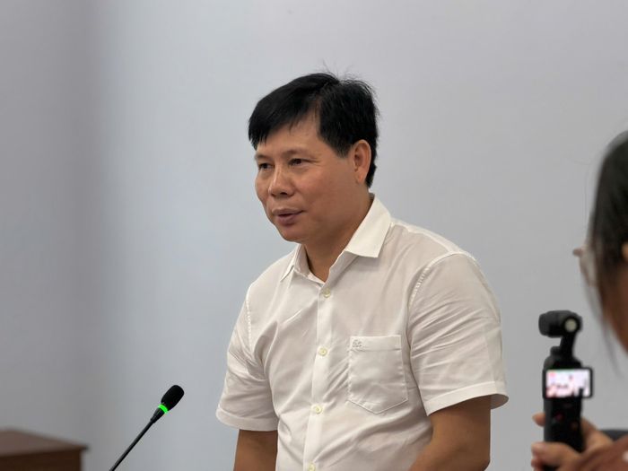 Ông Phan Công Bằng - Trưởng ban Quản lý đường sắt đô thị TP.HCM (HURC) cung cấp thông tin về tình hình triển khai các dự án đường sắt đô thị TP.HCM ngày 2/10. Ảnh: M.Q .