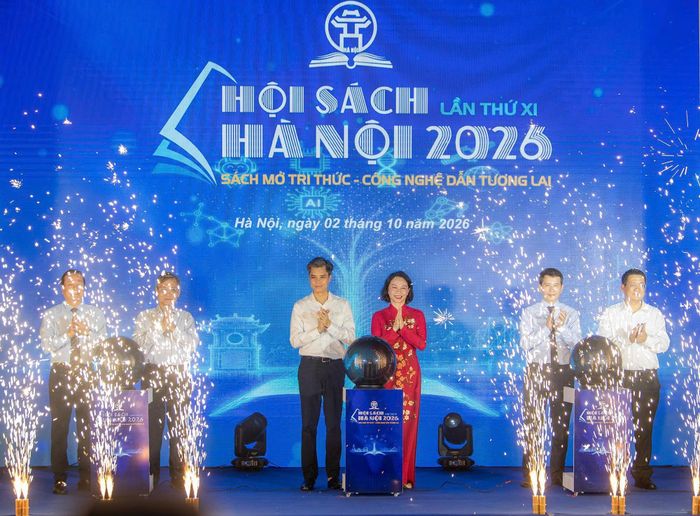 Các đại biểu thực hiện nghi thức khai mạc Hội Sách. Buổi khai mạc có sự tham gia của ông Nguyễn Văn Chiến - Phó trưởng ban Tuyên giáo Trung ương; ông Đỗ Quang Dũng - Phó chủ tịch Hội Xuất bản Việt Nam; ông Vũ Hà - Phó trưởng ban Thường trực Ban Tuyên giáo Thành ủy Hà Nội; ông Phạm Tuấn Long - Giám đốc Sở Văn hóa, Thể thao Hà Nội.