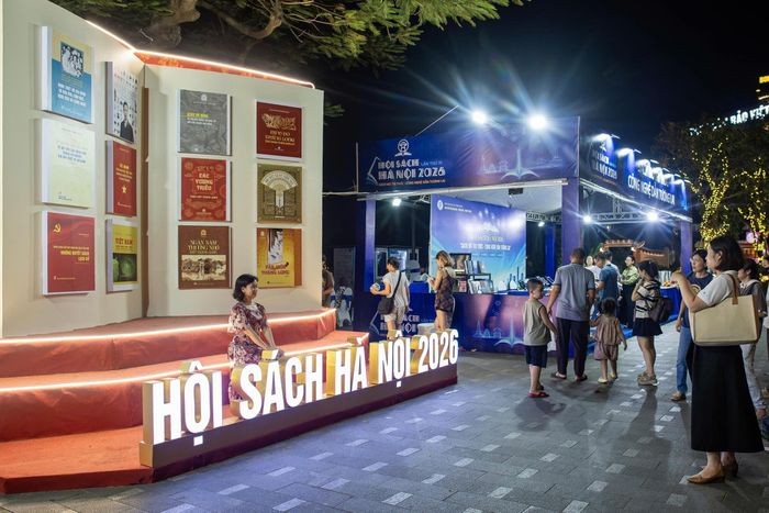 Tối 2/10, tại không gian văn hóa hồ Hoàn Kiếm, Thành phố Hà Nội tổ chức khai mạc Hội Sách Hà Nội lần thứ 11 - năm 2026 với chủ đề “Sách mở tri thức - Công nghệ dẫn tương lai”. Đây là một trong chuỗi hoạt động kỷ niệm 72 năm Ngày Giải phóng Thủ đô, 74 năm Ngày truyền thống ngành Xuất bản, In và Phát hành sách Việt Nam.