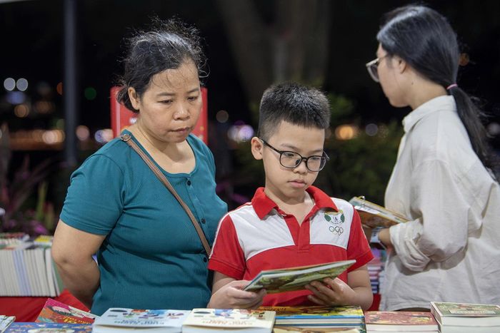 Hội Sách có nhiều chương trình khuyến mãi, tặng kèm quà cho các độc giả mua sách. Ngay trong ngày khai mạc, các gian hàng đã thu hút đông đảo sự tham gia của người dân.