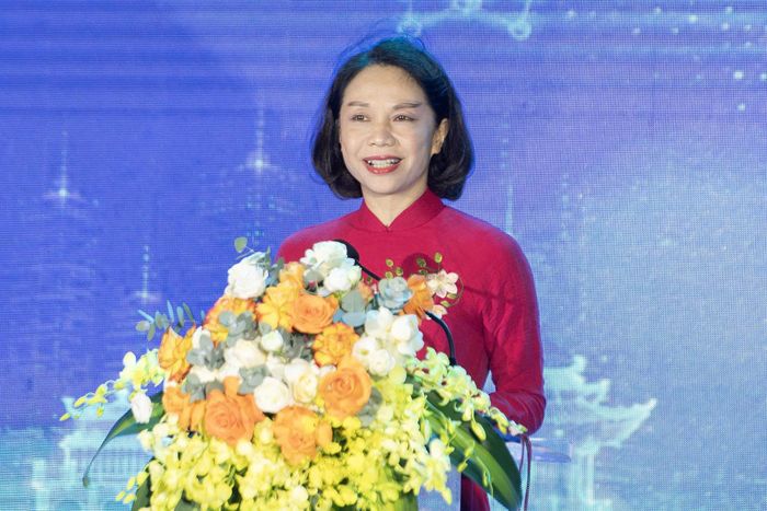 Bà Vũ Thu Hà - Phó chủ tịch UBND Thành phố Hà Nội - phát biểu khai mạc. "Hội Sách Hà Nội không chỉ là nơi bạn đọc tìm đến những cuốn sách hay, mà còn là không gian khơi mở tinh thần học tập; nơi những giá trị của quá khứ được kết nối với tri thức của hiện tại và công nghệ của tương lai, bồi đắp nguồn lực con người, sức mạnh văn hóa và nền tảng tri thức cho sự phát triển bền vững", bà Vũ Thu Hà nói.